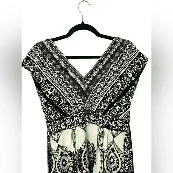 ECI NEW YORK LINED DRESS WITH BLACK AND SILVER EMBELLISHMENTS. Size 6 - Picture 6 of 10